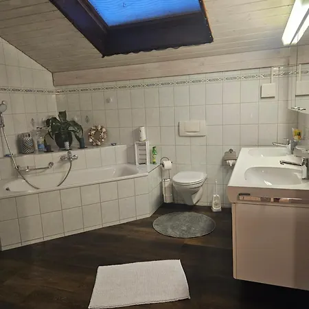 Ganzes Obergeschoss In Privathaus Mit Dachterrasse