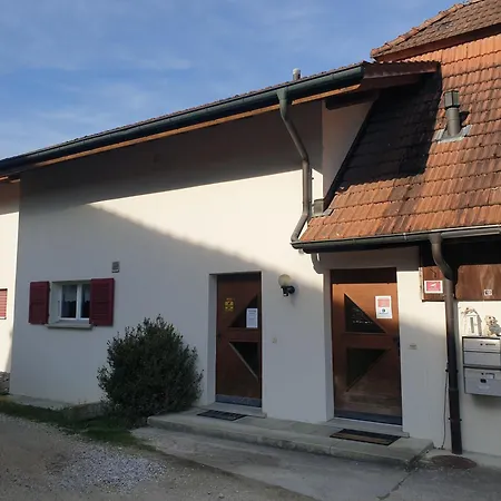 Ganzes Obergeschoss In Privathaus Mit Dachterrasse *