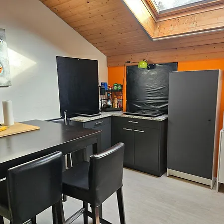 Ganzes Obergeschoss In Privathaus Mit Dachterrasse *