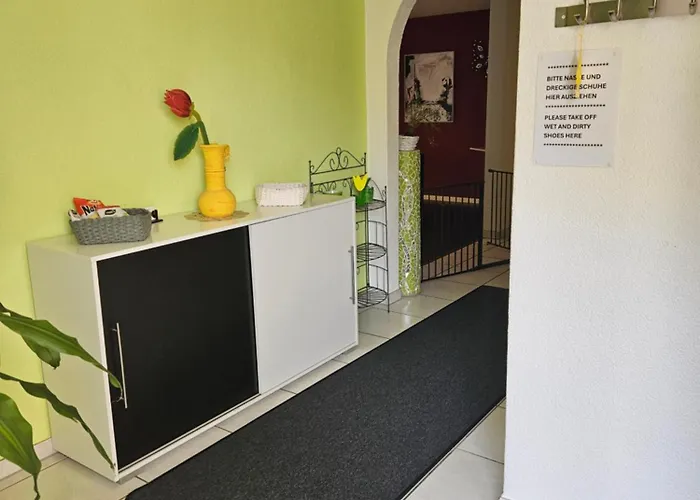 Ganzes Obergeschoss In Privathaus Mit Dachterrasse