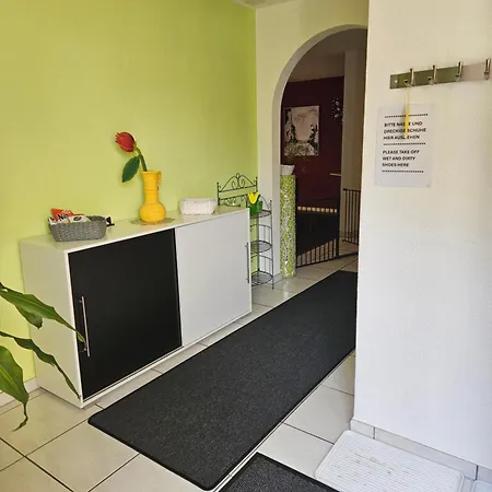 Ganzes Obergeschoss In Privathaus Mit Dachterrasse