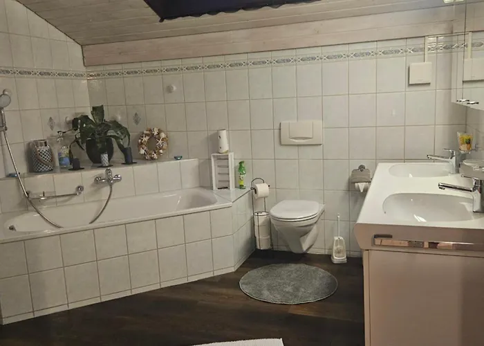 Ganzes Obergeschoss In Privathaus Mit Dachterrasse